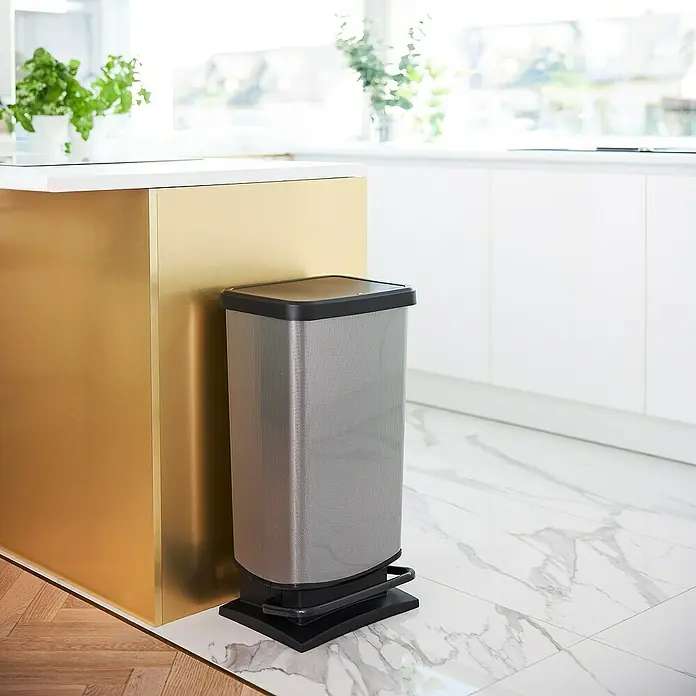 Rotho Treteimer Paso - 40 l, Kunststoff, Carbon - Eleganter, grauer Treteimer mit schwarzem Deckel und Fußpedal in einer modernen Küche. Perfekt für stilvolle Abfallentsorgung.