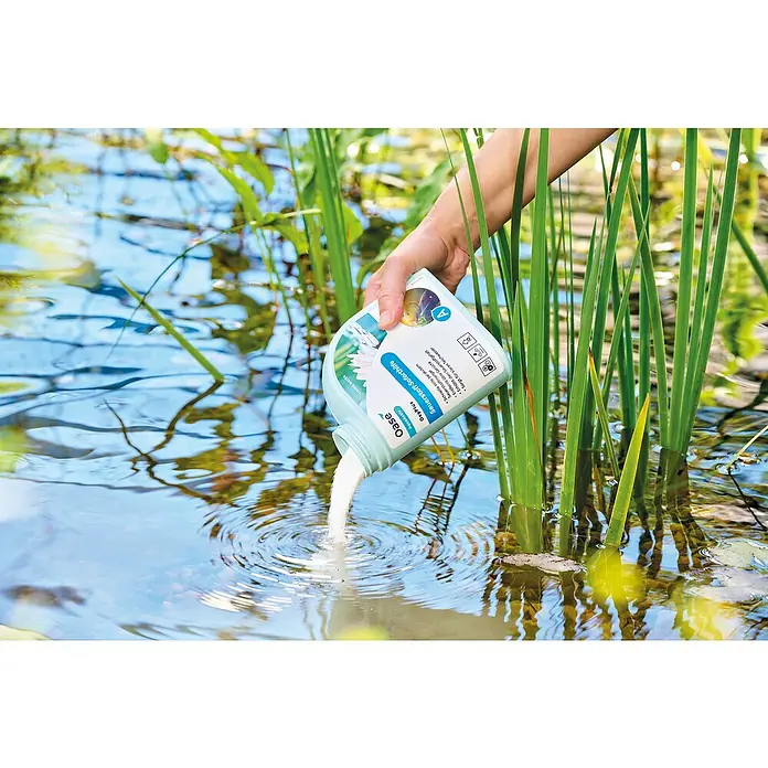 Oase AquaActiv Teichpflegemittel Sauerstoff Soforthilfe - 500 ml - Das Bild zeigt die Anwendung von Oase Sauerstoff-Soforthilfe im Teich, um das Wasser mit Sauerstoff anzureichern und die Wasserqualität zu verbessern.