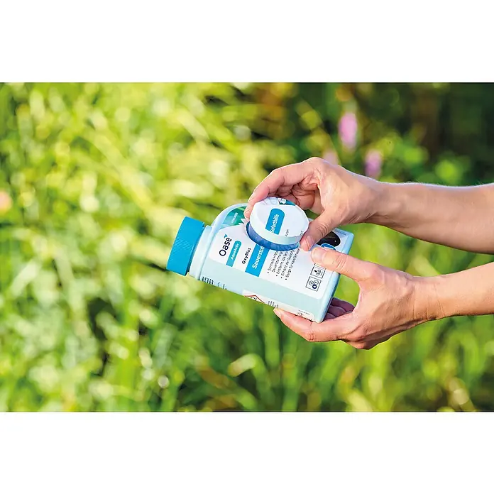 Oase AquaActiv Teichpflegemittel Sauerstoff Soforthilfe - 500 ml - Person öffnet eine Flasche Oase AquaActiv OxyPlus Sauerstoff, ein Produkt zur Sauerstoffanreicherung.