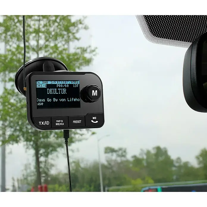 Telestar Adapter TOP CAR 1 zur Nachrüstung mit Bluetooth-Streaming und Freisprechfunktion - L x B x H: 2,9 x 8,6 x 6,2 cm - Nahaufnahme eines montierten Autoradio-Adapters mit Display, das "DKULTUR" und "Days Go By" anzeigt, befestigt an einer Windschutzscheibe im Auto.