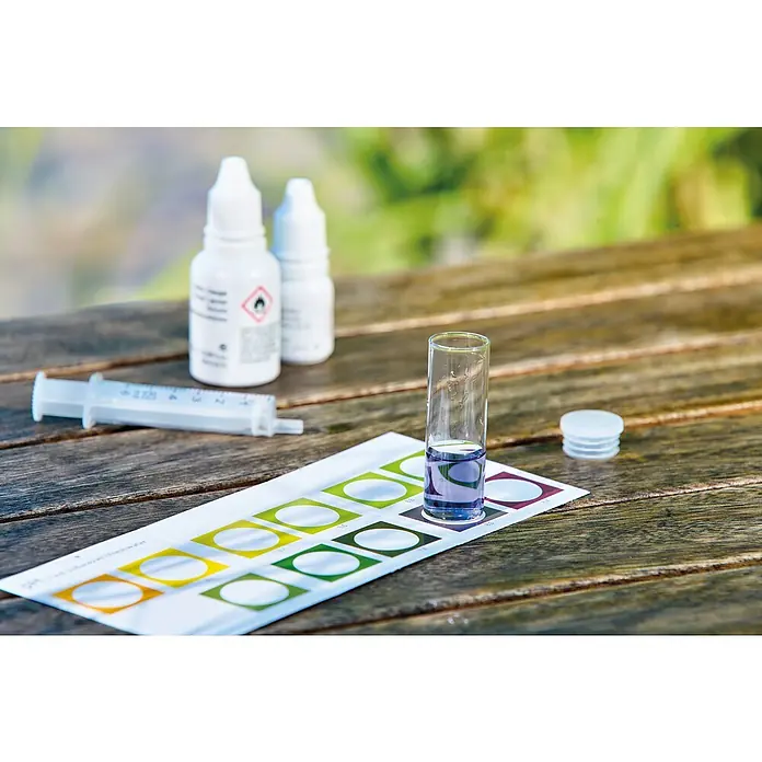 Oase AquaActiv Wasseranalyse-Set - Geeignet für: Gartenteiche - Nahaufnahme von Wassertest-Set mit Reagenzgläsern, Fläschchen und Farbtabelle zur Bestimmung des pH-Wertes.