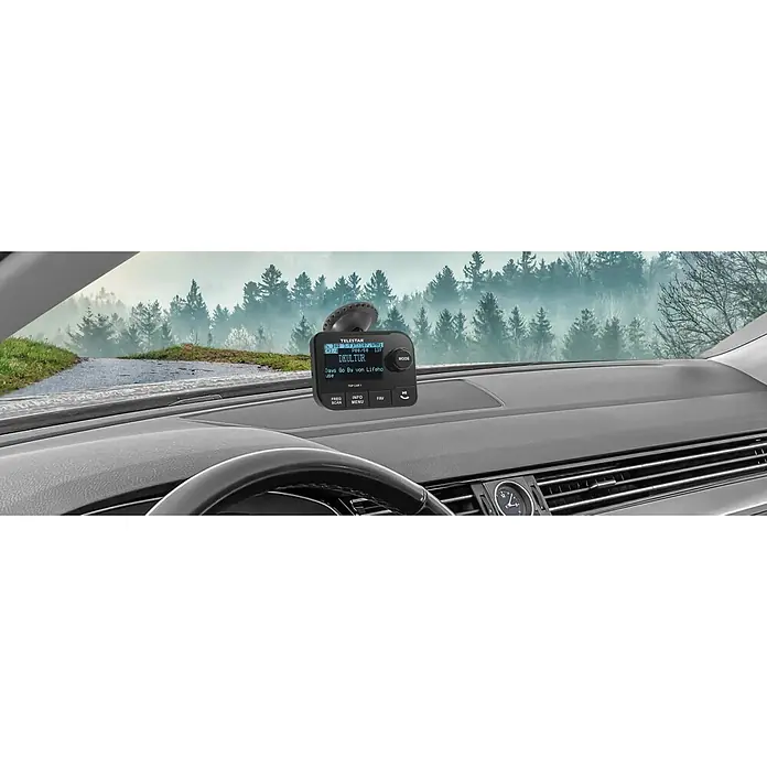 Telestar Adapter TOP CAR 1 zur Nachrüstung mit Bluetooth-Streaming und Freisprechfunktion - L x B x H: 2,9 x 8,6 x 6,2 cm - Das Bild zeigt ein TeleStar Autoradio auf dem Armaturenbrett eines Autos, mit einer malerischen Waldlandschaft im Hintergrund.