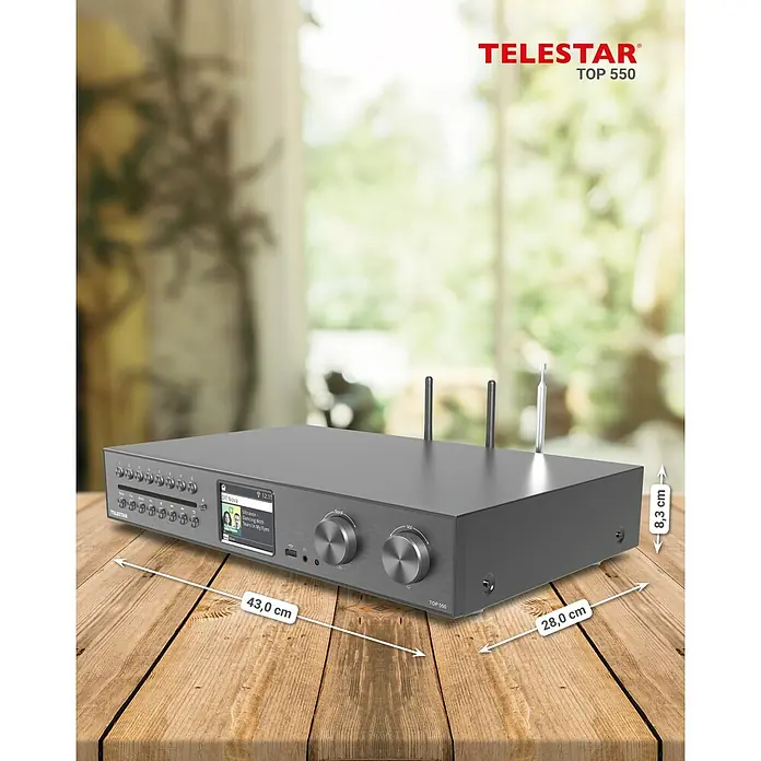 Telestar Internetradio TOP 550 - L x B x H: 28 x 43 x 8 cm, Schwarz - Das TeleStar TOP 550 Soundsystem in stilvollem Design. Das Gerät steht auf einem Holztisch und zeigt seine Abmessungen.