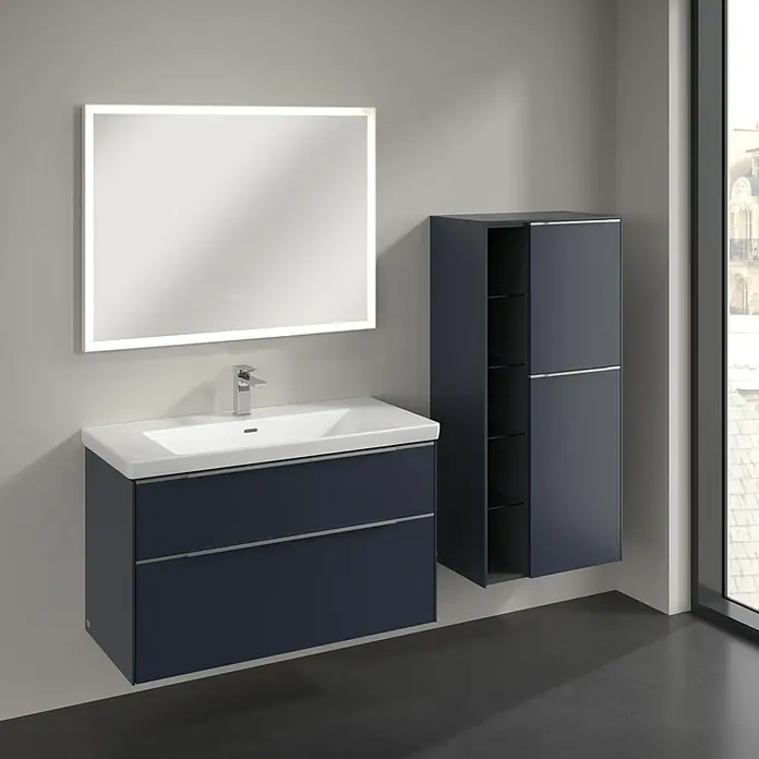 Villeroy & Boch Subway 3.0 Seitenschrank - B x T x H: 57,4 x 36,2 x 120 cm, Marine Blue, DIN Anschlag: Rechts, Farbe Griff: Aluminium glänzend - Elegantes Badezimmer-Set mit einem marineblauen Waschtischunterschrank mit Schubladen, einem passenden Hängeschrank und einem beleuchteten Spiegel für ein modernes Ambiente.