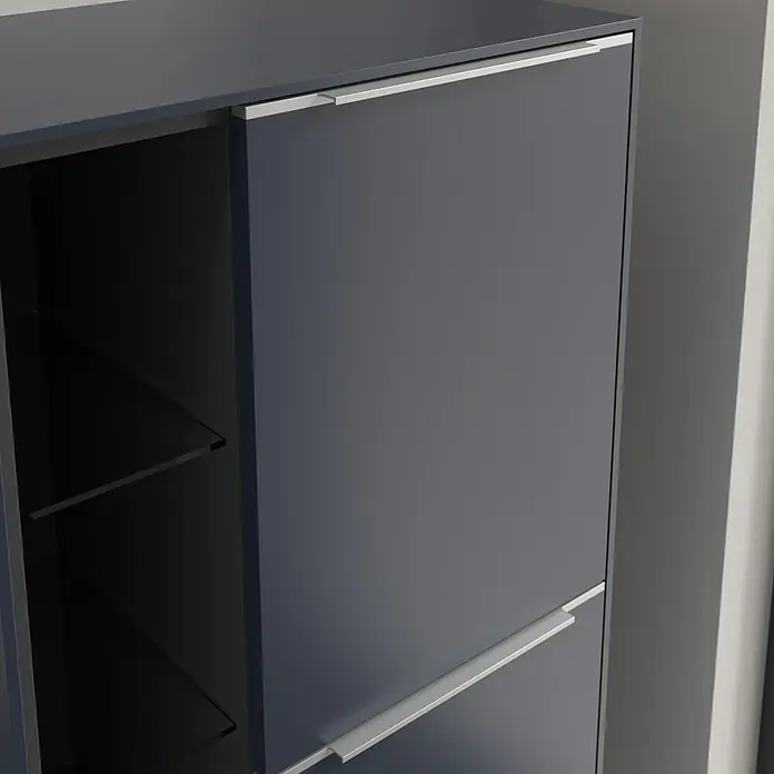 Villeroy & Boch Subway 3.0 Seitenschrank - B x T x H: 57,4 x 36,2 x 120 cm, Marine Blue, DIN Anschlag: Rechts, Farbe Griff: Aluminium glänzend - Schrank mit zwei Regalböden und zwei Schubladen mit modernen silbernen Griffen in einem dunklen Farbton.