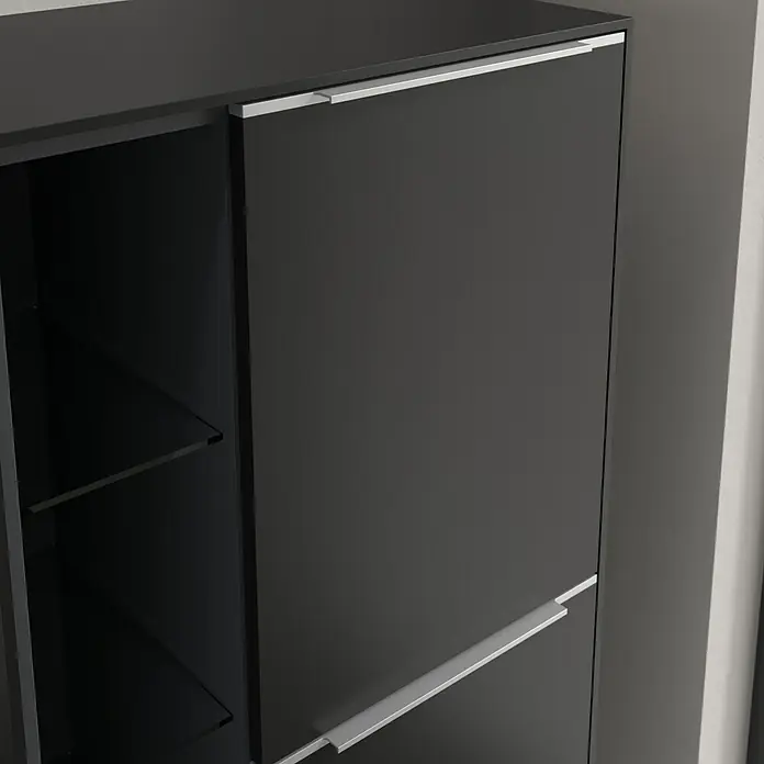 Villeroy & Boch Subway 3.0 Seitenschrank - B x T x H: 57,4 x 36,2 x 120 cm, Volcano Black, DIN Anschlag: Rechts, Farbe Griff: Aluminium glänzend - Nahaufnahme eines modernen, anthrazitfarbenen Schuhschranks mit silbernen Griffen und Glasböden.