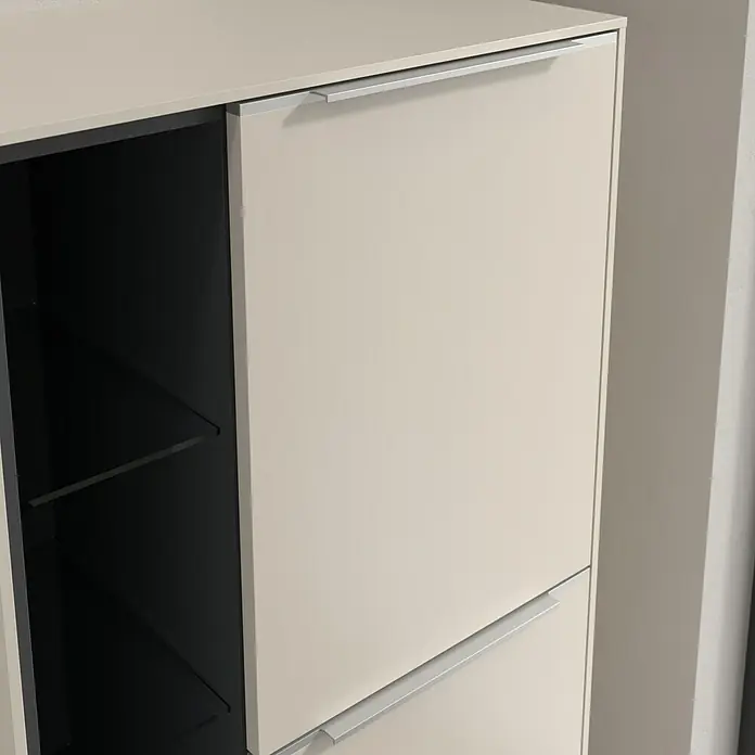 Villeroy & Boch Subway 3.0 Seitenschrank - B x T x H: 57,4 x 36,2 x 120 cm, Cashmere Grey, DIN Anschlag: Rechts, Farbe Griff: Aluminium glänzend - Detailaufnahme eines beigen Schuhschranks mit silberfarbenen Griffen und offenen Fächern, der Stauraum und Ordnung im Flur bietet.