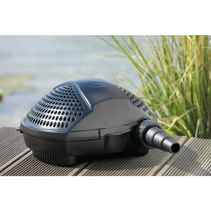 Pontec Bachlaufpumpe PondoMax Eco 14000 - 140 W, Fördermenge pro Std.: 13.400 l - Schwarze Teichpumpe auf Holzsteg mit Wasseroberfläche und grünen Gräsern im Hintergrund. Die Pumpe ist das Hauptobjekt im Fokus.