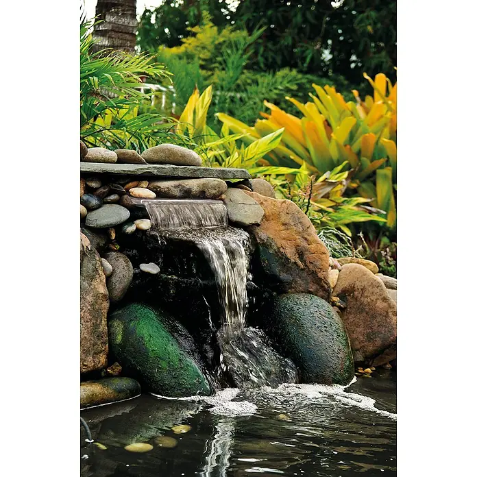Pontec Einbau-Wasserfall PondoFall LED - Kunststoff, Anzahl LED: 24 Stk., Warmweiß - Wunderschöner Wasserfall mit Steinen und üppigem Grün. Das sanfte Plätschern des Wassers schafft eine beruhigende Atmosphäre im Garten.