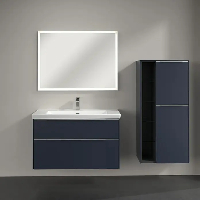 Villeroy & Boch Subway 3.0 Seitenschrank - B x T x H: 57,4 x 36,2 x 120 cm, Marine Blue, DIN Anschlag: Rechts, Farbe Griff: Aluminium glänzend - Elegantes Badezimmer-Set in Marineblau mit Waschtischunterschrank, Aufsatzwaschbecken, beleuchtetem Spiegel und passendem Hängeschrank.