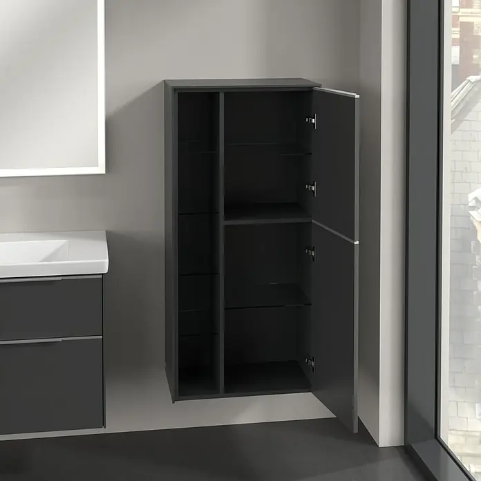 Villeroy & Boch Subway 3.0 Seitenschrank - B x T x H: 57,4 x 36,2 x 120 cm, Graphite, DIN Anschlag: Rechts, Farbe Griff: Aluminium glänzend - Das Bild zeigt einen Badezimmerschrank in Grau mit einer offenen Tür. Der Schrank verfügt über mehrere Regale und befindet sich neben einem Waschbeckenunterschrank.