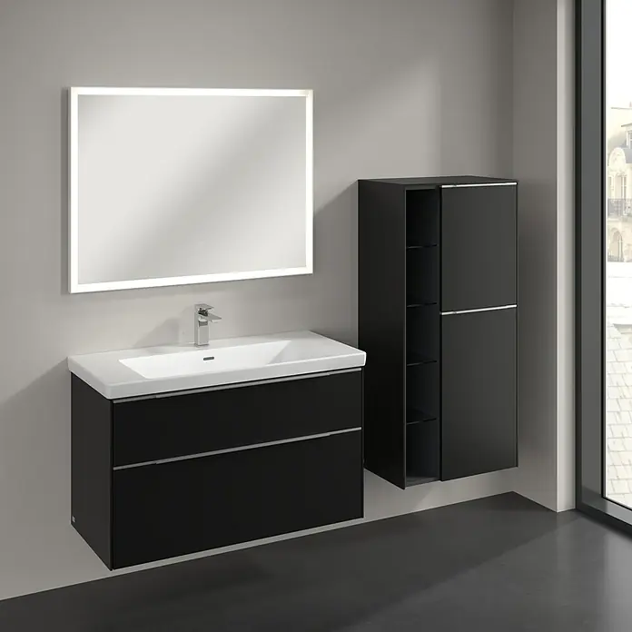 Villeroy & Boch Subway 3.0 Seitenschrank - B x T x H: 57,4 x 36,2 x 120 cm, Volcano Black, DIN Anschlag: Rechts, Farbe Griff: Aluminium glänzend - Elegantes Badezimmer-Set mit einem Unterschrank in Schwarz, einem Waschbecken und einem beleuchteten Spiegel, ergänzt durch einen passenden Hochschrank.
