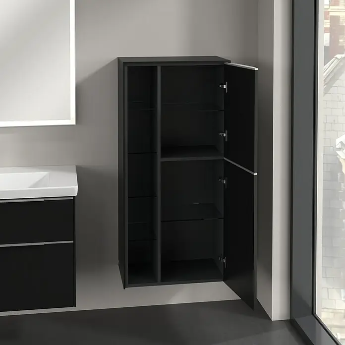Villeroy & Boch Subway 3.0 Seitenschrank - B x T x H: 57,4 x 36,2 x 120 cm, Volcano Black, DIN Anschlag: Rechts, Farbe Griff: Aluminium glänzend - Ein offener, schwarzer Badezimmerschrank mit Glasböden, der an der Wand neben einem Waschbecken und einem Spiegel montiert ist.