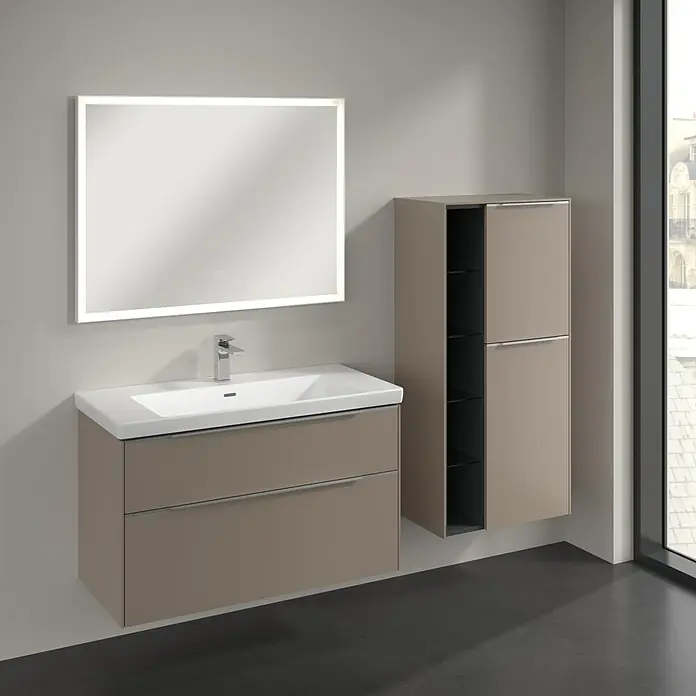 Villeroy & Boch Subway 3.0 Seitenschrank - B x T x H: 57,4 x 36,2 x 120 cm, Taupe, DIN Anschlag: Rechts, Farbe Griff: Aluminium glänzend - Ein modernes Badezimmer-Set mit Waschbeckenunterschrank in Taupe, Spiegelschrank und einem passenden Hochschrank.