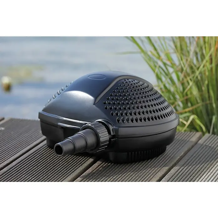 Pontec Bachlaufpumpe PondoMax Eco 14000 - 140 W, Fördermenge pro Std.: 13.400 l - Nahaufnahme einer schwarzen Teichpumpe mit Filter auf einer Holzoberfläche, ideal für Gartenteiche.