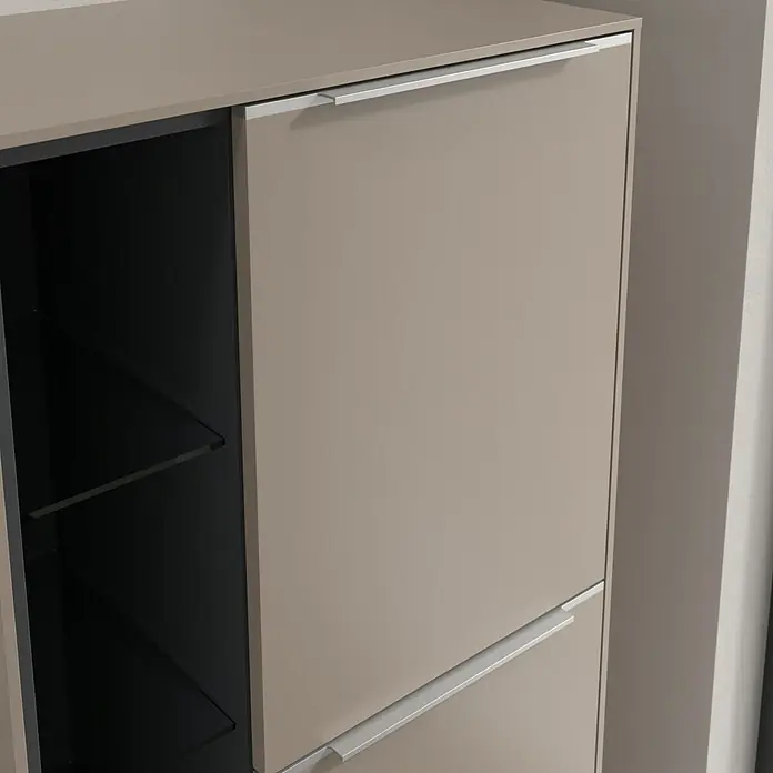 Villeroy & Boch Subway 3.0 Seitenschrank - B x T x H: 57,4 x 36,2 x 120 cm, Taupe, DIN Anschlag: Rechts, Farbe Griff: Aluminium glänzend - Nahaufnahme eines modernen Schuhschranks in Beige mit silbernen Griffen und offenen Regalen.