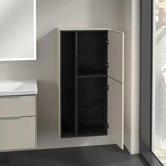 Villeroy & Boch Subway 3.0 Seitenschrank - B x T x H: 57,4 x 36,2 x 120 cm, Cashmere Grey, DIN Anschlag: Rechts, Farbe Griff: Aluminium glänzend - Ein offener Badezimmerschrank in Beige mit dunklen Einlegeböden neben einem Waschbecken und einem beleuchteten Spiegel.