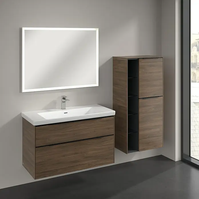 Villeroy & Boch Subway 3.0 Seitenschrank - B x T x H: 57,4 x 36,2 x 120 cm, Arizona Oak, DIN Anschlag: Rechts, Farbe Griff: Volcano Black - Modernes Badezimmer-Ensemble mit Waschbeckenunterschrank, Spiegelschrank mit LED-Beleuchtung und Hochschrank in Holzoptik.