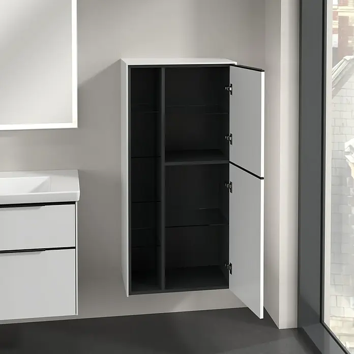 Villeroy & Boch Subway 3.0 Seitenschrank - B x T x H: 57,4 x 36,2 x 120 cm, Brilliant White, DIN Anschlag: Rechts, Farbe Griff: Volcano Black - Ein Badezimmer-Hängeschrank in Weiß und Anthrazit mit Glastablaren und geöffneter Tür. Praktische Badezimmereinrichtung für mehr Stauraum.