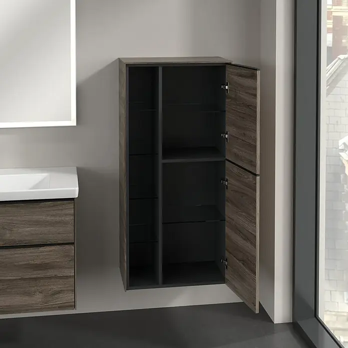 Villeroy & Boch Subway 3.0 Seitenschrank - B x T x H: 57,4 x 36,2 x 120 cm, Stone Oak, DIN Anschlag: Rechts, Farbe Griff: Volcano Black - Offener Badezimmerschrank in Holzoptik mit schwarzen Regalböden zur stilvollen Aufbewahrung von Badutensilien und Accessoires.