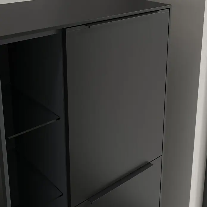 Villeroy & Boch Subway 3.0 Seitenschrank - B x T x H: 57,4 x 36,2 x 120 cm, Volcano Black, DIN Anschlag: Rechts, Farbe Griff: Volcano Black - Nahaufnahme eines modernen, schwarzen Schranks mit minimalistischen Griffen und Regalen, der modernes Design und Funktionalität vereint.