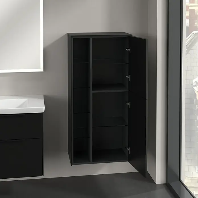 Villeroy & Boch Subway 3.0 Seitenschrank - B x T x H: 57,4 x 36,2 x 120 cm, Volcano Black, DIN Anschlag: Rechts, Farbe Griff: Volcano Black - Offener Badezimmerschrank in dunkler Farbe mit mehreren Regalen zur Aufbewahrung von Badartikeln neben Waschbecken und Spiegel.