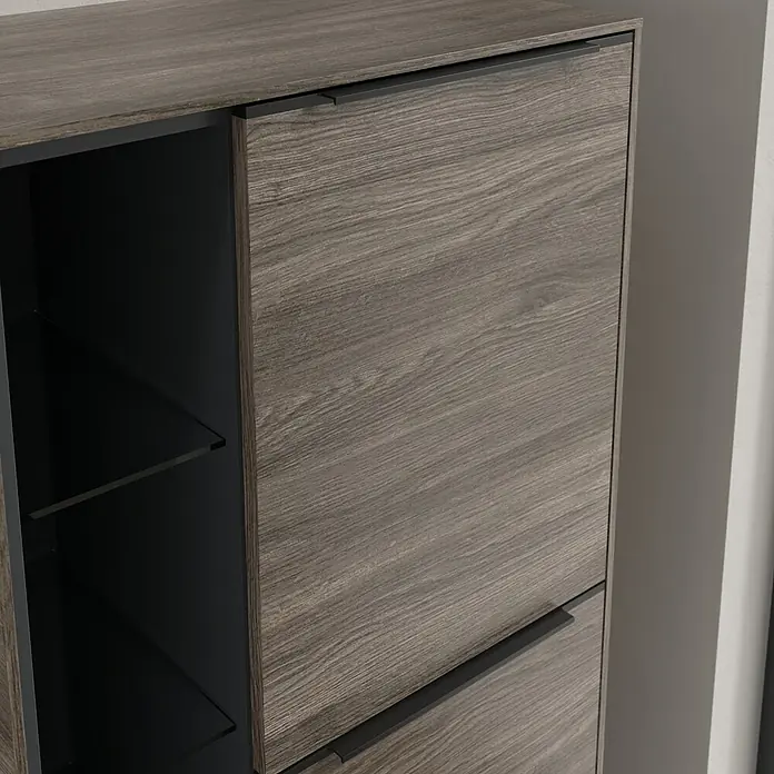 Villeroy & Boch Subway 3.0 Seitenschrank - B x T x H: 57,4 x 36,2 x 120 cm, Stone Oak, DIN Anschlag: Rechts, Farbe Griff: Volcano Black - Nahaufnahme eines modernen Schuhschranks in Holzoptik mit offenem Fach und Glasböden, ideal für stilvolle Aufbewahrung.