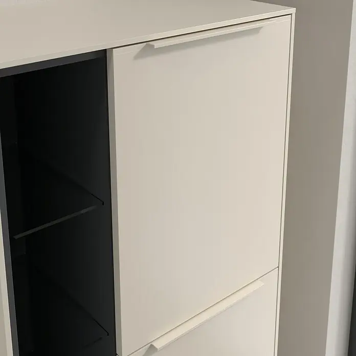 Villeroy & Boch Subway 3.0 Seitenschrank - B x T x H: 57,4 x 36,2 x 120 cm, Cashmere Grey, DIN Anschlag: Rechts, Farbe Griff: Monochrom - Nahaufnahme eines modernen Schuhschranks in Weiß mit offenen Regalen, der Funktionalität und minimalistisches Design vereint.
