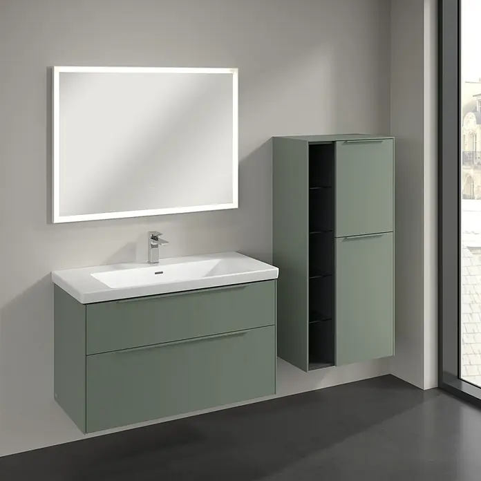 Villeroy & Boch Subway 3.0 Seitenschrank - B x T x H: 57,4 x 36,2 x 120 cm, Soft Green, DIN Anschlag: Rechts, Farbe Griff: Monochrom - Ein modernes Badezimmer-Ensemble mit einem Waschtischunterschrank in Salbei, einem beleuchteten Spiegel und einem passenden Hängeschrank.