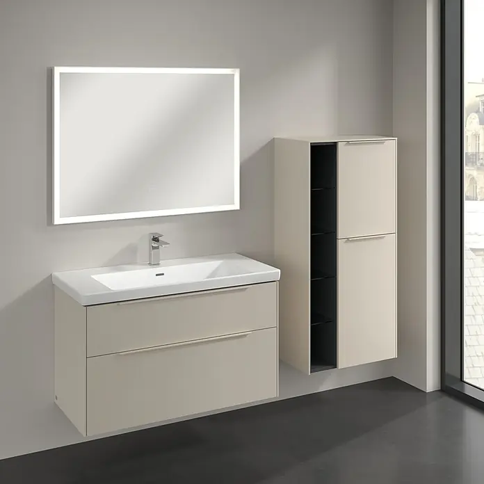 Villeroy & Boch Subway 3.0 Seitenschrank - B x T x H: 57,4 x 36,2 x 120 cm, Cashmere Grey, DIN Anschlag: Rechts, Farbe Griff: Monochrom - Badezimmer-Interieur mit modernem Waschtisch mit Unterschrank, beleuchtetem Spiegel und Hochschrank. Elegantes Design für ein stilvolles Bad.