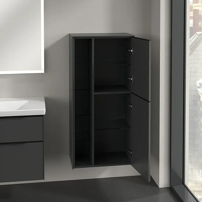 Villeroy & Boch Subway 3.0 Seitenschrank - B x T x H: 57,4 x 36,2 x 120 cm, Graphite, DIN Anschlag: Rechts, Farbe Griff: Volcano Black - Ein grauer Badezimmerschrank mit Glasböden und einer geöffneten Tür neben einem Waschbecken und einem Spiegel.