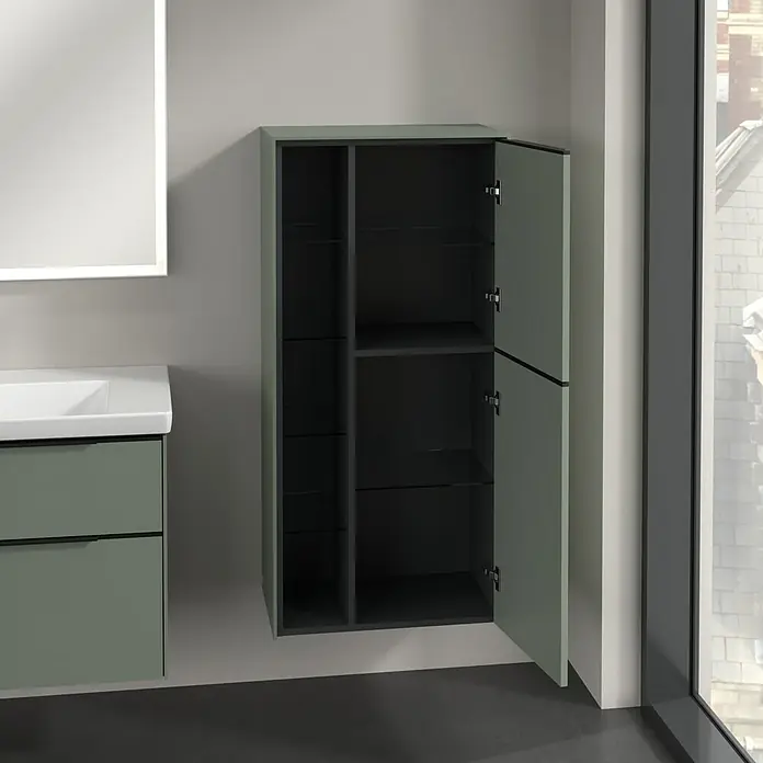 Villeroy & Boch Subway 3.0 Seitenschrank - B x T x H: 57,4 x 36,2 x 120 cm, Soft Green, DIN Anschlag: Rechts, Farbe Griff: Volcano Black - Das Bild zeigt einen modernen Badezimmerschrank mit Regalen in einer graugrünen Farbe. Das Möbelstück ist an der Wand montiert.