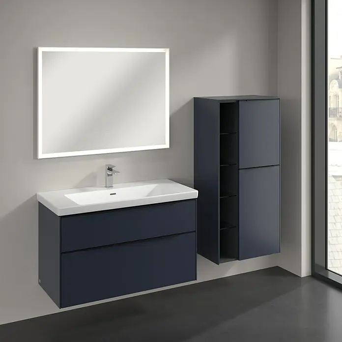 Villeroy & Boch Subway 3.0 Seitenschrank - B x T x H: 57,4 x 36,2 x 120 cm, Marine Blue, DIN Anschlag: Rechts, Farbe Griff: Volcano Black - Modernes Badezimmerensemble mit dunkelblauem Waschtischunterschrank, LED-Spiegel und Hängeschrank. Stilvolles Design für Ihr Bad.
