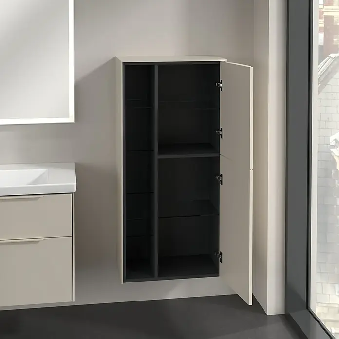 Villeroy & Boch Subway 3.0 Seitenschrank - B x T x H: 57,4 x 36,2 x 120 cm, Cashmere Grey, DIN Anschlag: Rechts, Farbe Griff: Monochrom - Ein offener Badezimmerschrank mit hellbraunen Außenseiten und dunklen Innenregalen, der neben einem Fenster montiert ist.