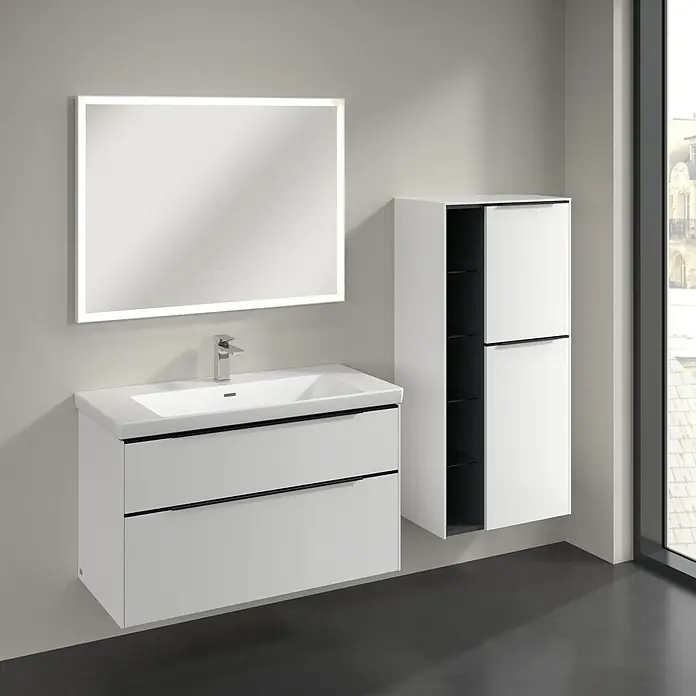 Villeroy & Boch Subway 3.0 Seitenschrank - B x T x H: 57,4 x 36,2 x 120 cm, Pure White, DIN Anschlag: Rechts, Farbe Griff: Volcano Black - Elegantes Badezimmer-Set mit beleuchtetem Spiegel, Waschtisch mit Schubladen und Hochschrank in Weiß. Moderne Badgestaltung für Ihr Zuhause.