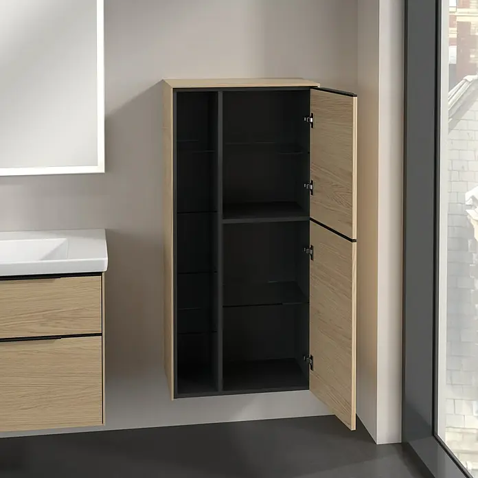 Villeroy & Boch Subway 3.0 Seitenschrank - B x T x H: 57,4 x 36,2 x 120 cm, Nordik Oak, DIN Anschlag: Rechts, Farbe Griff: Volcano Black - Ein Badezimmer-Hängeschrank mit einer offenen Tür, der Einblick auf die dunklen Innenregale bietet und das moderne Design hervorhebt.