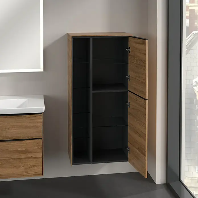 Villeroy & Boch Subway 3.0 Seitenschrank - B x T x H: 57,4 x 36,2 x 120 cm, Kansas Oak, DIN Anschlag: Rechts, Farbe Griff: Volcano Black - Ein Badezimmerschrank in Holzoptik mit offenen Türen, der Innenraum ist schwarz und bietet viel Stauraum für Badutensilien.