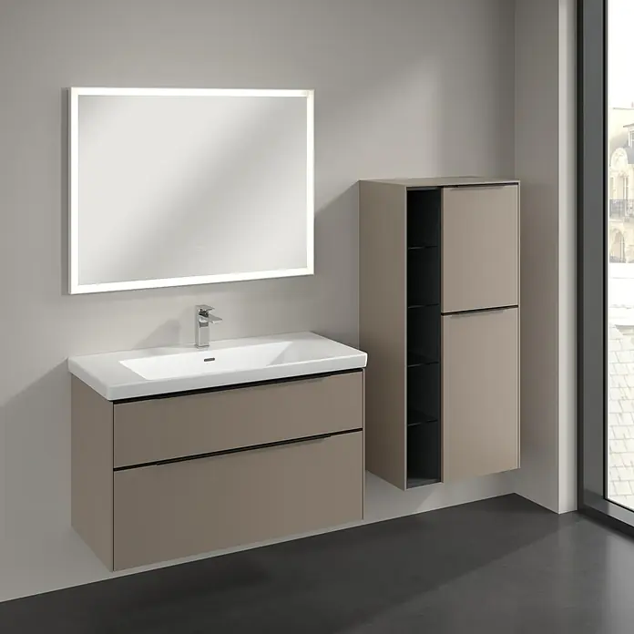 Villeroy & Boch Subway 3.0 Seitenschrank - B x T x H: 57,4 x 36,2 x 120 cm, Taupe, DIN Anschlag: Rechts, Farbe Griff: Volcano Black - Modernes Badezimmer-Waschbecken mit Spiegel und Schrank in sanften Farben.