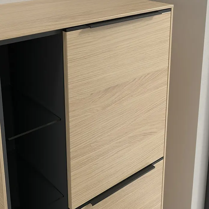 Villeroy & Boch Subway 3.0 Seitenschrank - B x T x H: 57,4 x 36,2 x 120 cm, Nordik Oak, DIN Anschlag: Rechts, Farbe Griff: Volcano Black - Nahaufnahme eines modernen Holzschranks mit schwarzen Griffen und Regalen, der eine stilvolle Aufbewahrungslösung bietet.