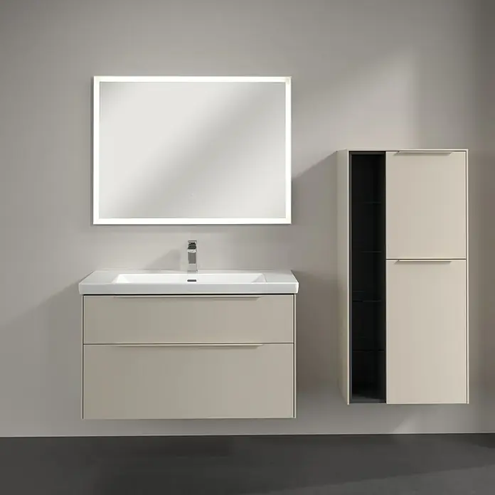 Villeroy & Boch Subway 3.0 Seitenschrank - B x T x H: 57,4 x 36,2 x 120 cm, Cashmere Grey, DIN Anschlag: Rechts, Farbe Griff: Monochrom - Badezimmerwaschtisch mit Spiegel und Schrank in hellem Beige. Elegantes Design für moderne Badezimmer.