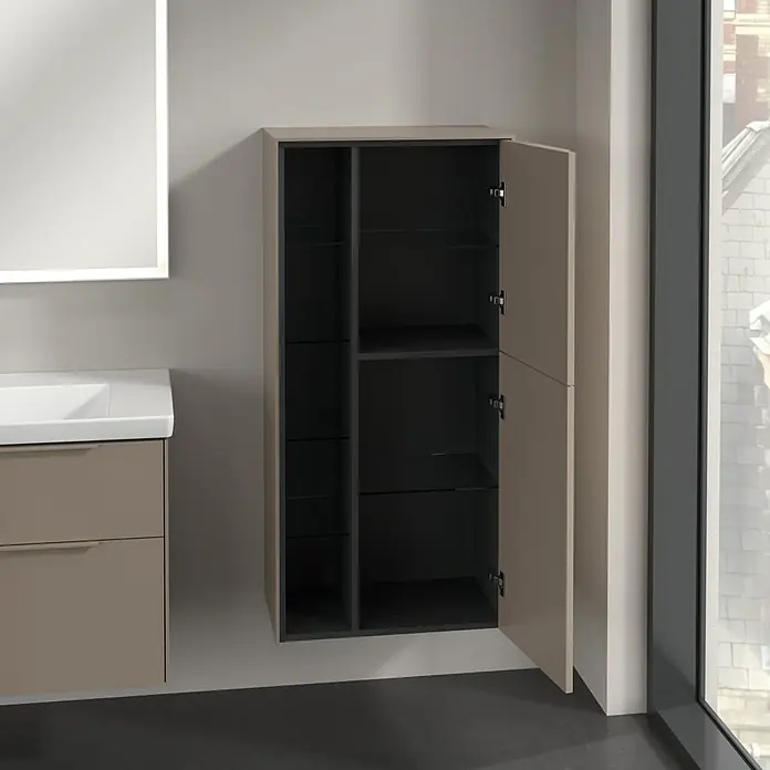Villeroy & Boch Subway 3.0 Seitenschrank - B x T x H: 57,4 x 36,2 x 120 cm, Taupe, DIN Anschlag: Rechts, Farbe Griff: Monochrom - Badezimmerschrank in Taupe mit offenen Türen und Glasböden zur Aufbewahrung von Badutensilien.