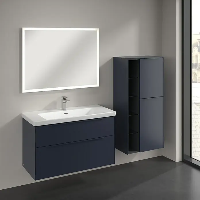 Villeroy & Boch Subway 3.0 Seitenschrank - B x T x H: 57,4 x 36,2 x 120 cm, Marine Blue, DIN Anschlag: Rechts, Farbe Griff: Monochrom - Modernes Badezimmer-Ensemble mit Waschtischunterschrank in Dunkelblau, Aufsatzwaschbecken, beleuchtetem Spiegel und Hochschrank.