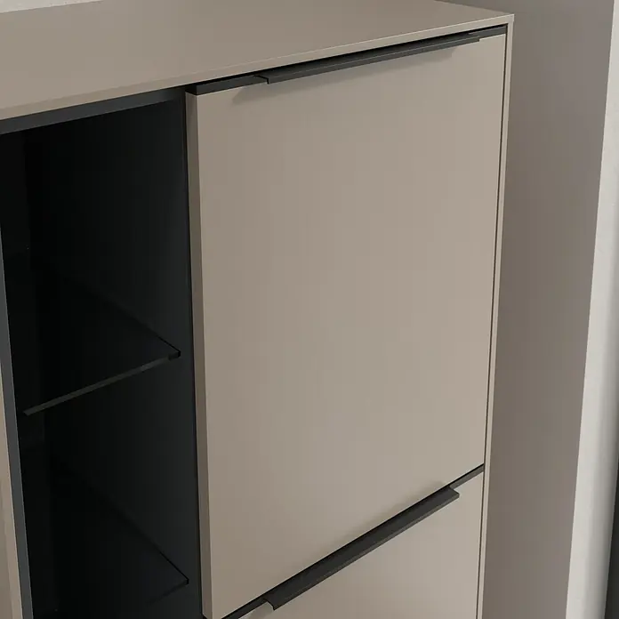 Villeroy & Boch Subway 3.0 Seitenschrank - B x T x H: 57,4 x 36,2 x 120 cm, Taupe, DIN Anschlag: Rechts, Farbe Griff: Volcano Black - Nahaufnahme eines modernen Schuhschranks in Beige und Schwarz, der sowohl geschlossene als auch offene Aufbewahrungsmöglichkeiten bietet.