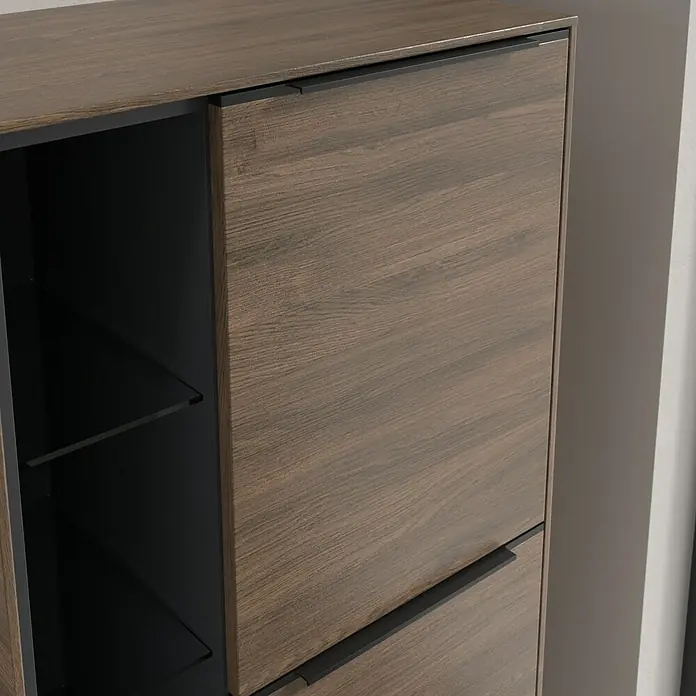 Villeroy & Boch Subway 3.0 Seitenschrank - B x T x H: 57,4 x 36,2 x 120 cm, Arizona Oak, DIN Anschlag: Rechts, Farbe Griff: Volcano Black - Nahaufnahme eines modernen Schuhschranks mit Holzstruktur und schwarzen Griffen, der stilvolle Aufbewahrung bietet.
