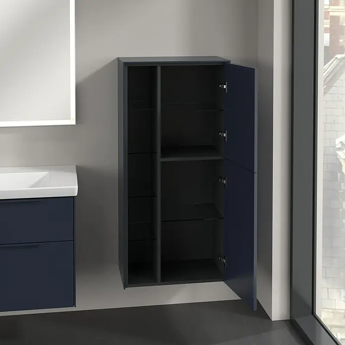 Villeroy & Boch Subway 3.0 Seitenschrank - B x T x H: 57,4 x 36,2 x 120 cm, Marine Blue, DIN Anschlag: Rechts, Farbe Griff: Monochrom - Abgebildeter Badezimmerschrank mit Glastablaren und offener Tür, passend zum Waschbeckenunterschrank.