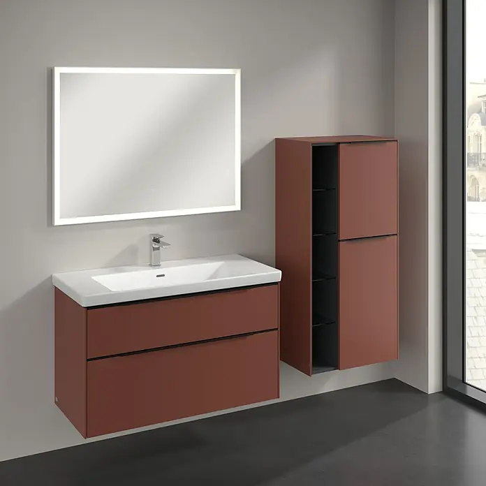 Villeroy & Boch Subway 3.0 Seitenschrank - B x T x H: 57,4 x 36,2 x 120 cm, Wine Red, DIN Anschlag: Rechts, Farbe Griff: Volcano Black - Elegantes Badezimmer-Set mit Waschbeckenunterschrank in Rostrot, passendem Hängeschrank und beleuchtetem Spiegel für eine moderne Badgestaltung.