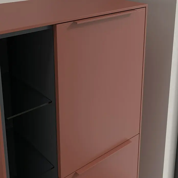 Villeroy & Boch Subway 3.0 Seitenschrank - B x T x H: 57,4 x 36,2 x 120 cm, Wine Red, DIN Anschlag: Rechts, Farbe Griff: Monochrom - Nahaufnahme eines modernen Schuhschranks in Rotbraun mit minimalistischem Design und offenen Regalen.