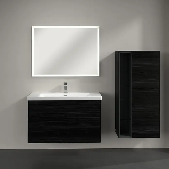 Villeroy & Boch Subway 3.0 Seitenschrank - B x T x H: 57,4 x 36,2 x 120 cm, Black Oak, DIN Anschlag: Rechts, Farbe Griff: Volcano Black - Badezimmereinrichtung mit schwarzem Waschtischunterschrank, weißem Waschbecken, beleuchtetem Spiegel und Hochschrank in Schwarz.