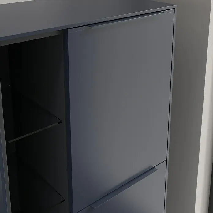 Villeroy & Boch Subway 3.0 Seitenschrank - B x T x H: 57,4 x 36,2 x 120 cm, Marine Blue, DIN Anschlag: Rechts, Farbe Griff: Monochrom - Nahaufnahme eines stilvollen, grauen Schuhschranks mit Glasböden, der modernes Design und Funktionalität vereint.