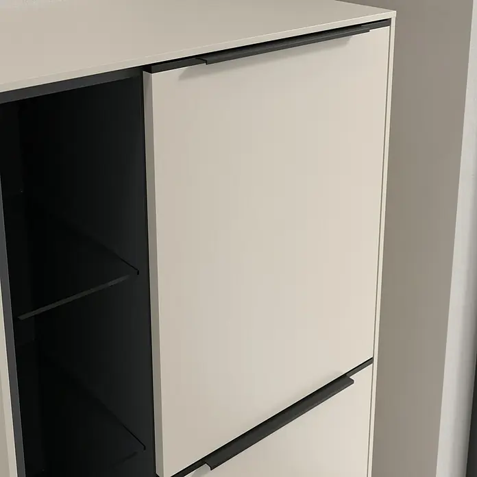 Villeroy & Boch Subway 3.0 Seitenschrank - B x T x H: 57,4 x 36,2 x 120 cm, Cashmere Grey, DIN Anschlag: Rechts, Farbe Griff: Volcano Black - Nahaufnahme eines weißen Schuhschranks mit schwarzen Griffen und einem offenen Fach, das Einlegeböden zeigt, ideal für die Aufbewahrung.